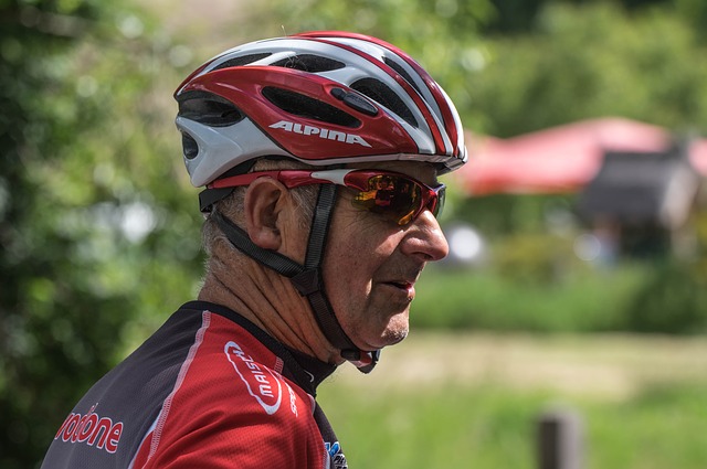 cyklista s helmou
