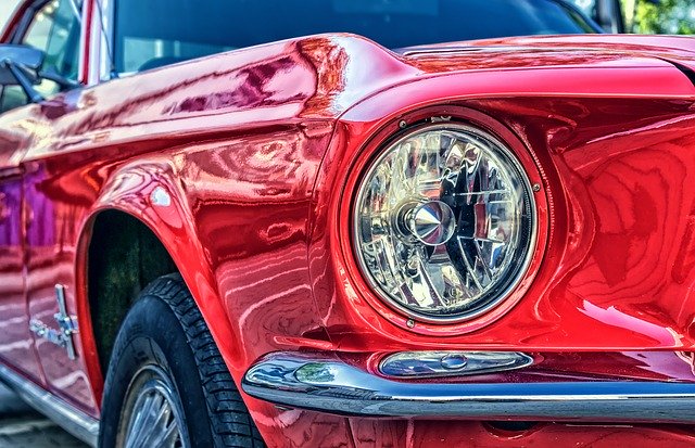 pohled zblízka na čelní světlo sportovního automobilu