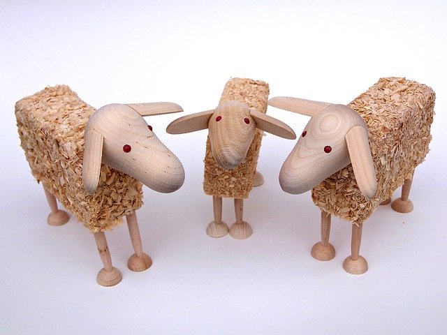 tři dřevěné ovečky